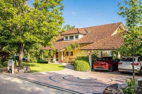 Property building, Garden, Parking