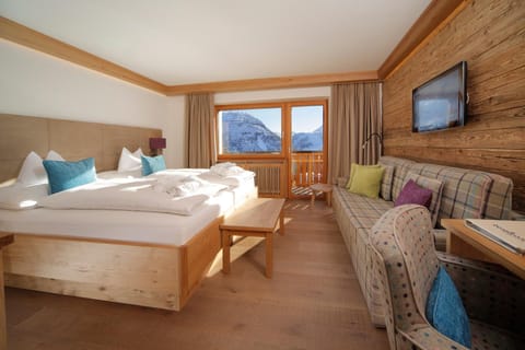 Bed, TV and multimedia, Balcony/Terrace, Photo of the whole room, Seating area, Mountain view