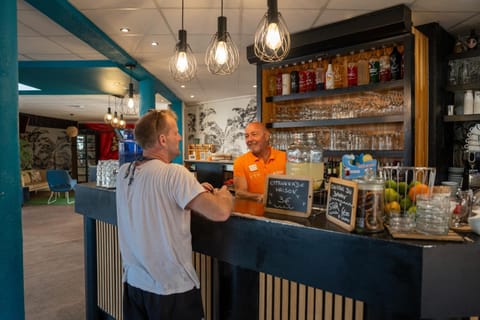 People, Lounge or bar, Drinks