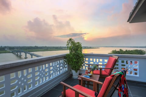 Balcony/Terrace, Dining area, River view