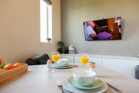 TV and multimedia, Living room, Seating area, Dining area, Alcoholic drinks, Non alcoholic drinks