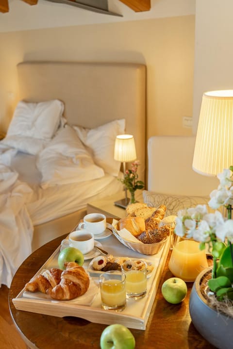 Bed, Decorative detail, Bedroom, Breakfast, Continental breakfast, Buffet breakfast, Italian breakfast