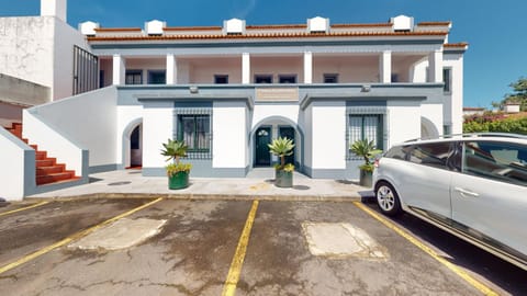 Property building, Day, Neighbourhood, Street view, Parking