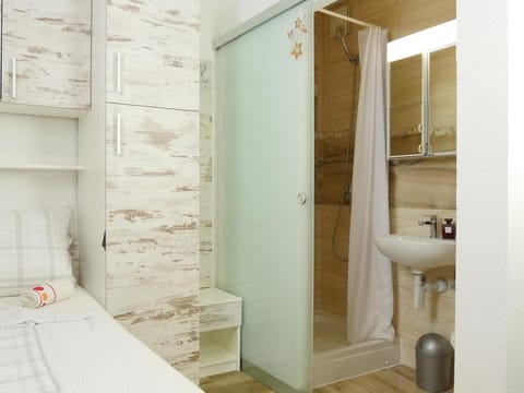 Shower, Bedroom