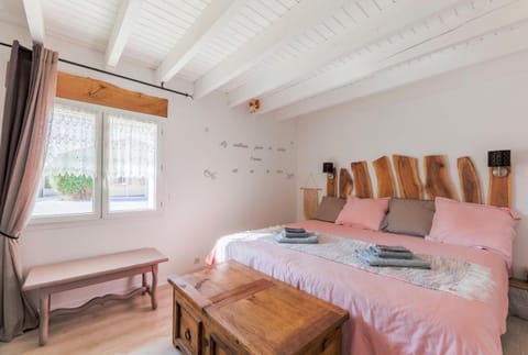 Property building, Bed, Photo of the whole room, Pool view