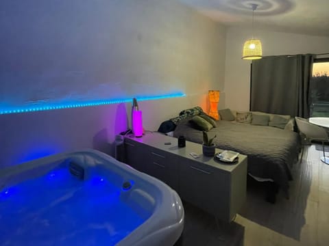 Hot Tub, Photo of the whole room, Bedroom