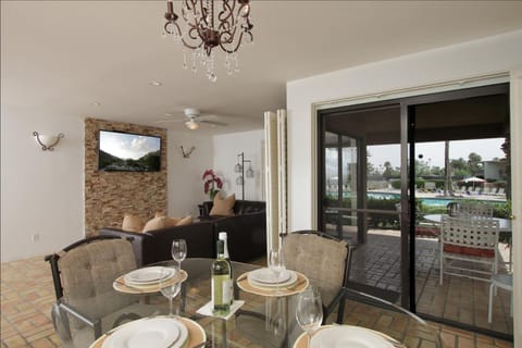 Patio, TV and multimedia, Balcony/Terrace, Living room, Photo of the whole room, Dining area, Mountain view, Pool view