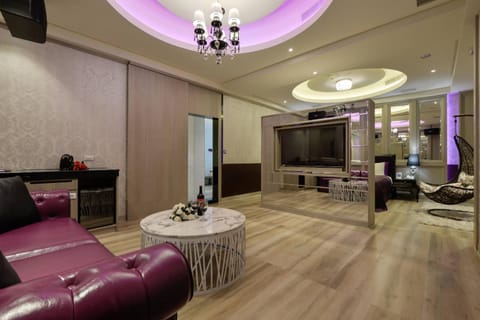 Communal lounge/ TV room, TV and multimedia, Living room, Seating area, Evening entertainment