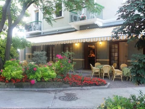 Patio, Facade/entrance