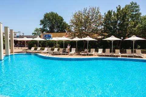 Pool view, Swimming pool, sunbed