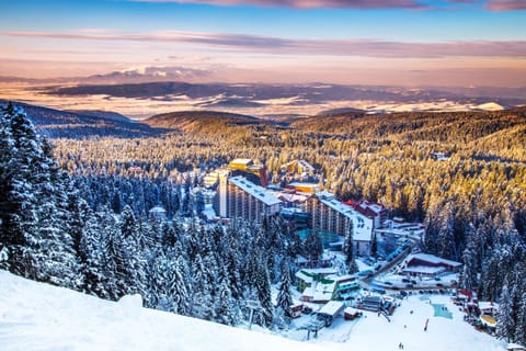 Facade/entrance, Natural landscape, Bird's eye view, Winter, Skiing, Skiing, On site, Mountain view, Mountain view, Sunrise