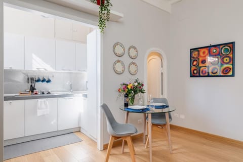 Kitchen or kitchenette, Dining area