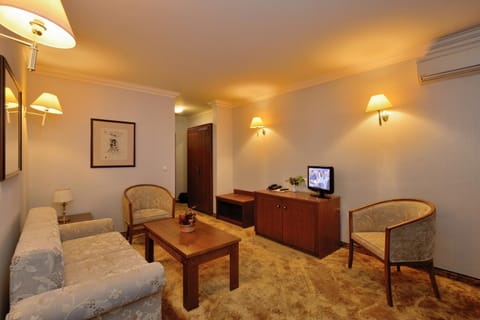 Communal lounge/ TV room, TV and multimedia, Living room, Photo of the whole room, Seating area