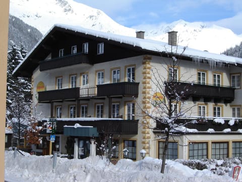 Property building, Facade/entrance, Winter