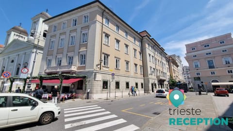 Neighbourhood, Street view, Location