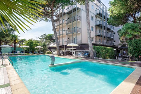 Property building, Garden, Swimming pool