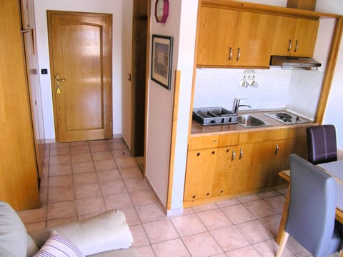 Kitchen or kitchenette, Dining area, Communal kitchen