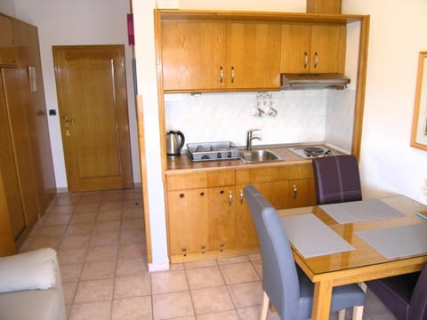 Kitchen or kitchenette, Dining area, Communal kitchen