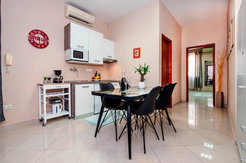 Kitchen or kitchenette, Photo of the whole room, Seating area, Dining area