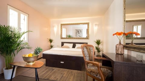 Photo of the whole room, Decorative detail, Bedroom, Sea view, Street view