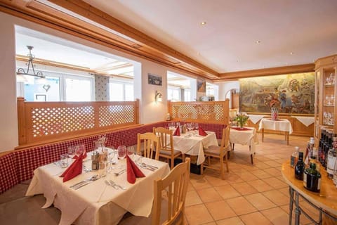 Restaurant/places to eat, Restaurant/places to eat, Dining area, Dinner