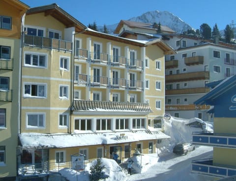 Property building, Facade/entrance, Day, Natural landscape, Bird's eye view, Winter, Mountain view