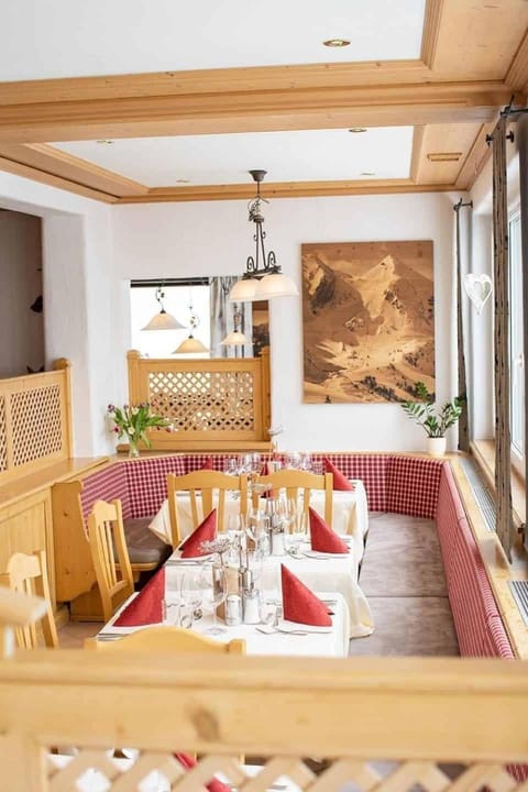 Restaurant/places to eat, Dining area, Dinner