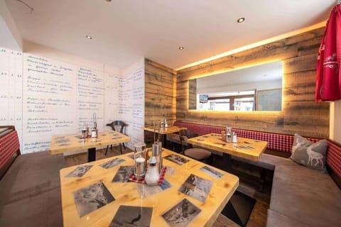 Restaurant/places to eat, Restaurant/places to eat, Dining area