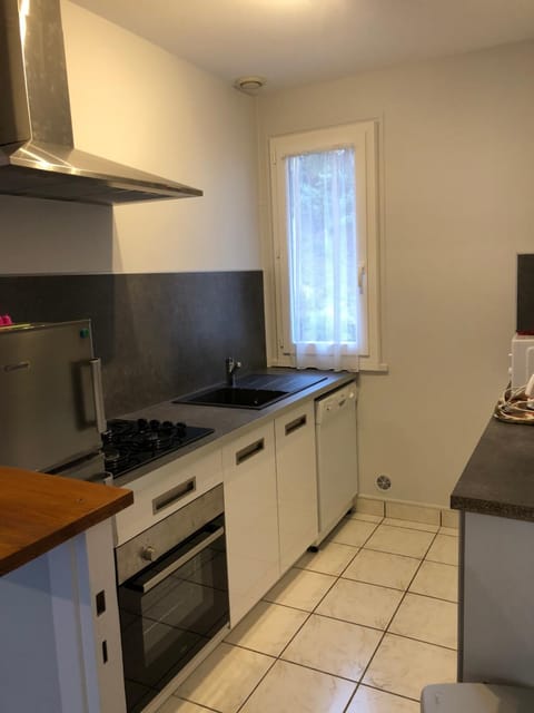 Kitchen or kitchenette, Dining area, dishwasher, minibar, pet friendly, stove
