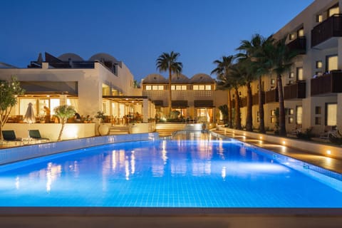 Property building, Restaurant/places to eat, Night, Summer, View (from property/room), Pool view, Swimming pool, Swimming pool, sunbed