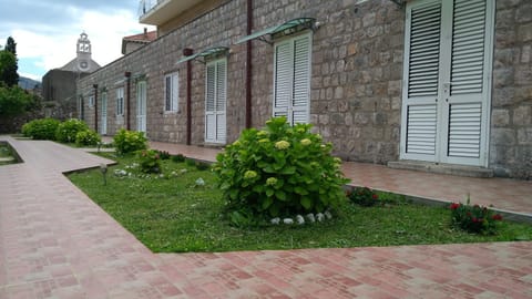 Property building, Facade/entrance, Garden