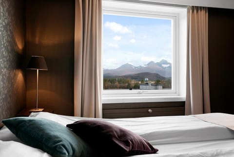 Natural landscape, Bedroom, Mountain view