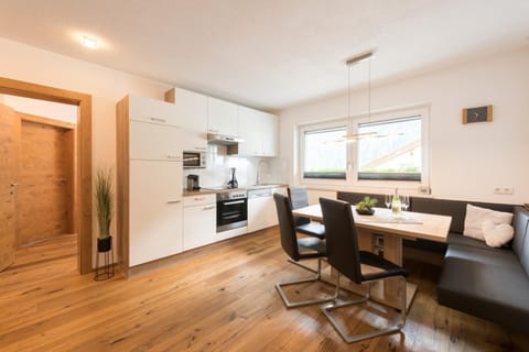 Staff, Kitchen or kitchenette, Living room, Seating area, Dining area, Food, Family