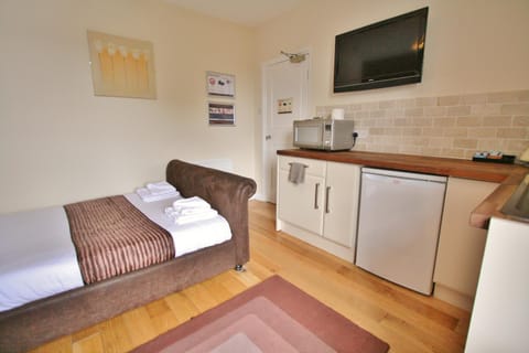 Central Studios Gloucester Road by RoomsBooked - Free Parking Apartment hotel in Cheltenham
