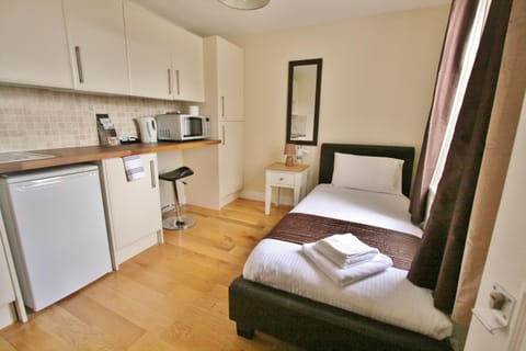 Central Studios Gloucester Road by RoomsBooked - Free Parking Apartment hotel in Cheltenham