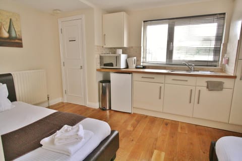 Central Studios Gloucester Road by RoomsBooked - Free Parking Aparthotel in Cheltenham