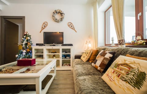 Charming 3-Bedroom Apartment Condominio in Brasov