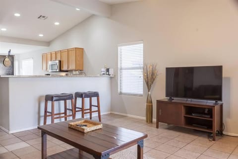 Cozy house near stadium with pool heater, BBQ Casa in Avondale