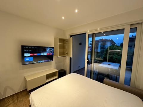 Bed, TV and multimedia, Photo of the whole room, Bedroom