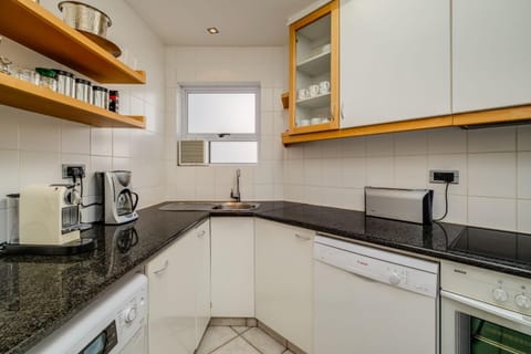 Coffee/tea facilities, Kitchen or kitchenette, dishwasher, oven, stove, toaster