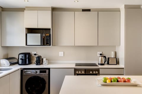 Coffee/tea facilities, Kitchen or kitchenette, oven, stove, toaster