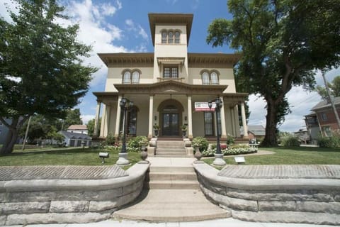 The Pepin Mansion B&B on Mansion Row - 10 min to start of the Bourbon Trail Bed and Breakfast in New Albany