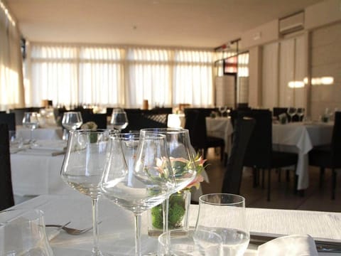 Restaurant/places to eat, Lounge or bar, Lunch, Dinner