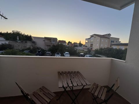 Property building, Patio, Day, View (from property/room), Balcony/Terrace, Seating area, Dining area, Sunrise, Sunset, Parking