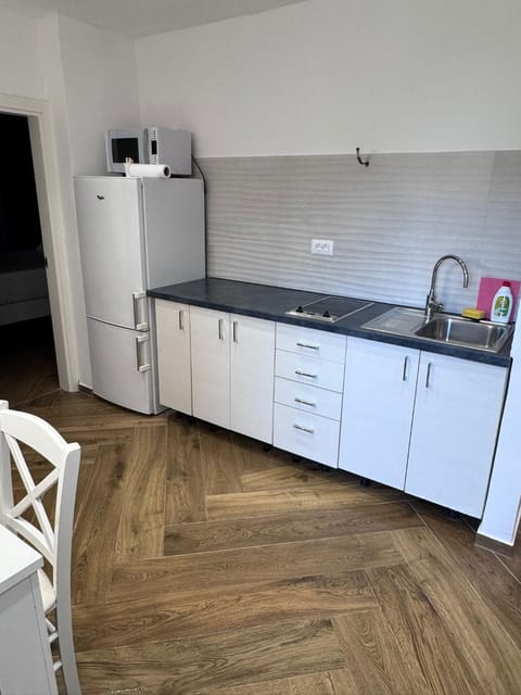 Kitchen or kitchenette, dishwasher, oven