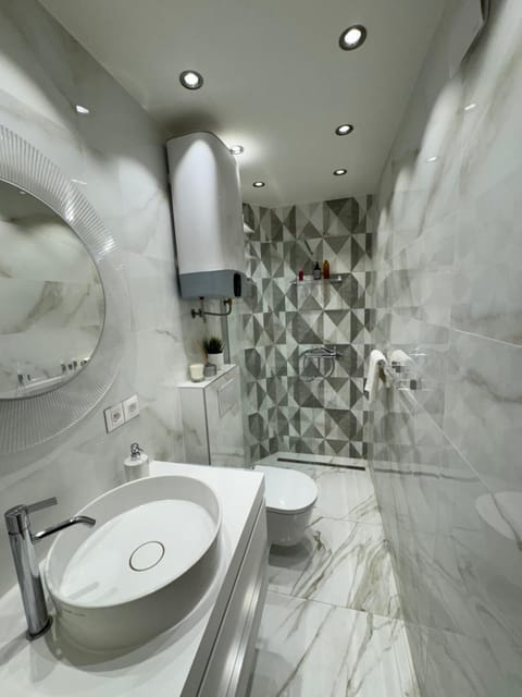 Shower, Toilet, Bathroom, towels