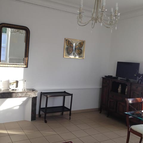 TV and multimedia, Living room, Decorative detail, Seating area, Area and facilities