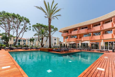 Property building, Patio, Day, Food and drinks, Banquet/Function facilities, Food, Pool view, Swimming pool, Lunch, Drinks, Alcoholic drinks, Non alcoholic drinks, sunbed