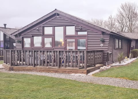 Fenna Lakeside Lodge - Pine Lake Resort Nature lodge in England