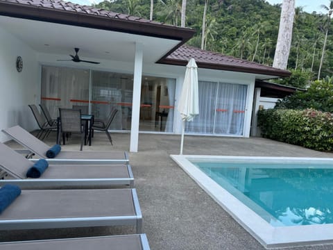 Patio, Swimming pool, sunbed